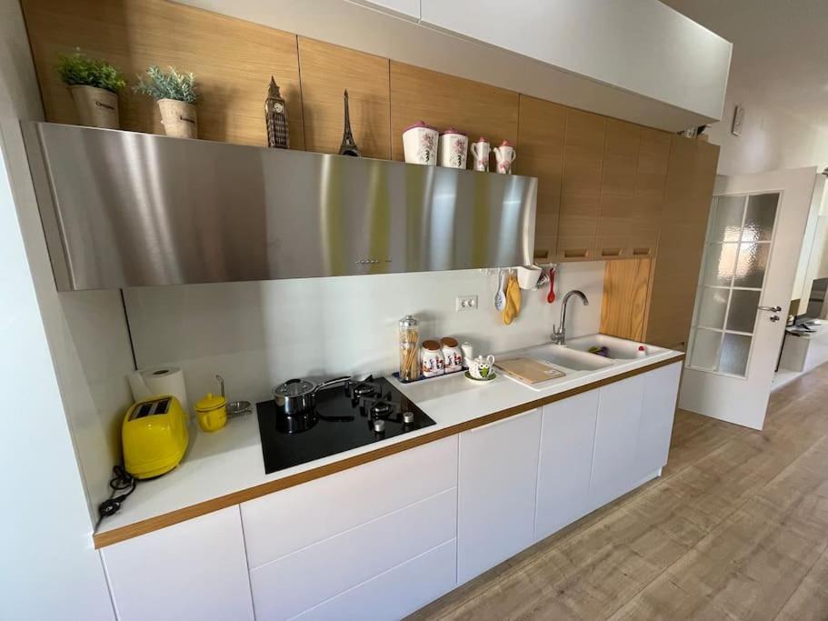 Sun Apartment In The Heart Of Τίρανα Εξωτερικό φωτογραφία